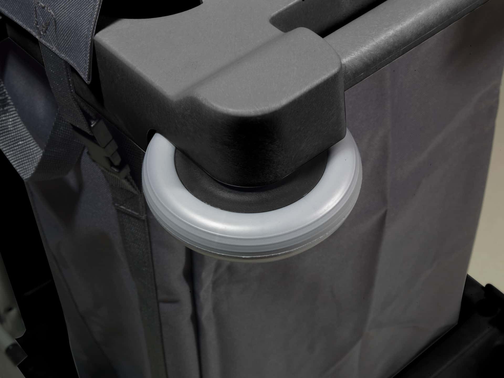Numatic Hotelwagen NKS-1R Griffdetail Detailansicht des Griffs und der Befestigung am Numatic Hotelwagen NKS-1R.