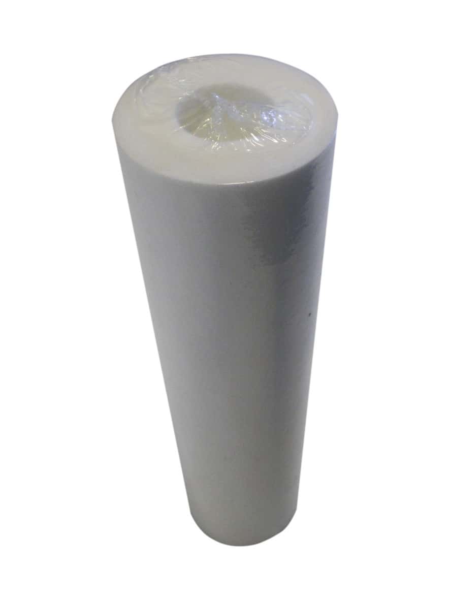 Weiße Reinigungspapierrolle Weiße Rolle Reinigungspapier mit einer Plastikabdeckung oben.