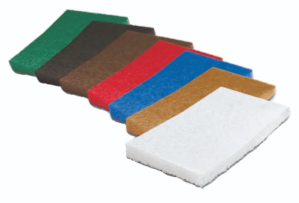 Verschiedene Reinigungspads in verschiedenen Farben Verschiedene Reinigungspads in verschiedenen Farben, darunter Grün, Braun, Rot, Blau und Weiß.