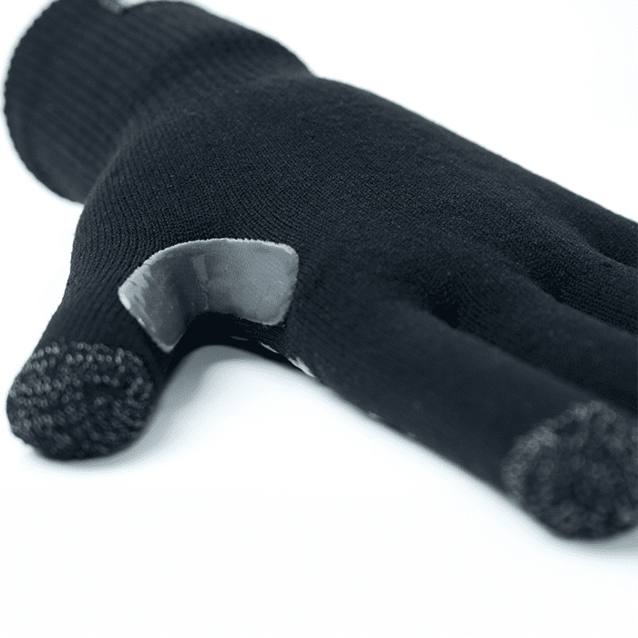 Schwarzer Reinigungshandschuh mit strukturierten Fingerspitzen Schwarzer Reinigungshandschuh mit strukturierten Fingerspitzen und Daumenöffnung.