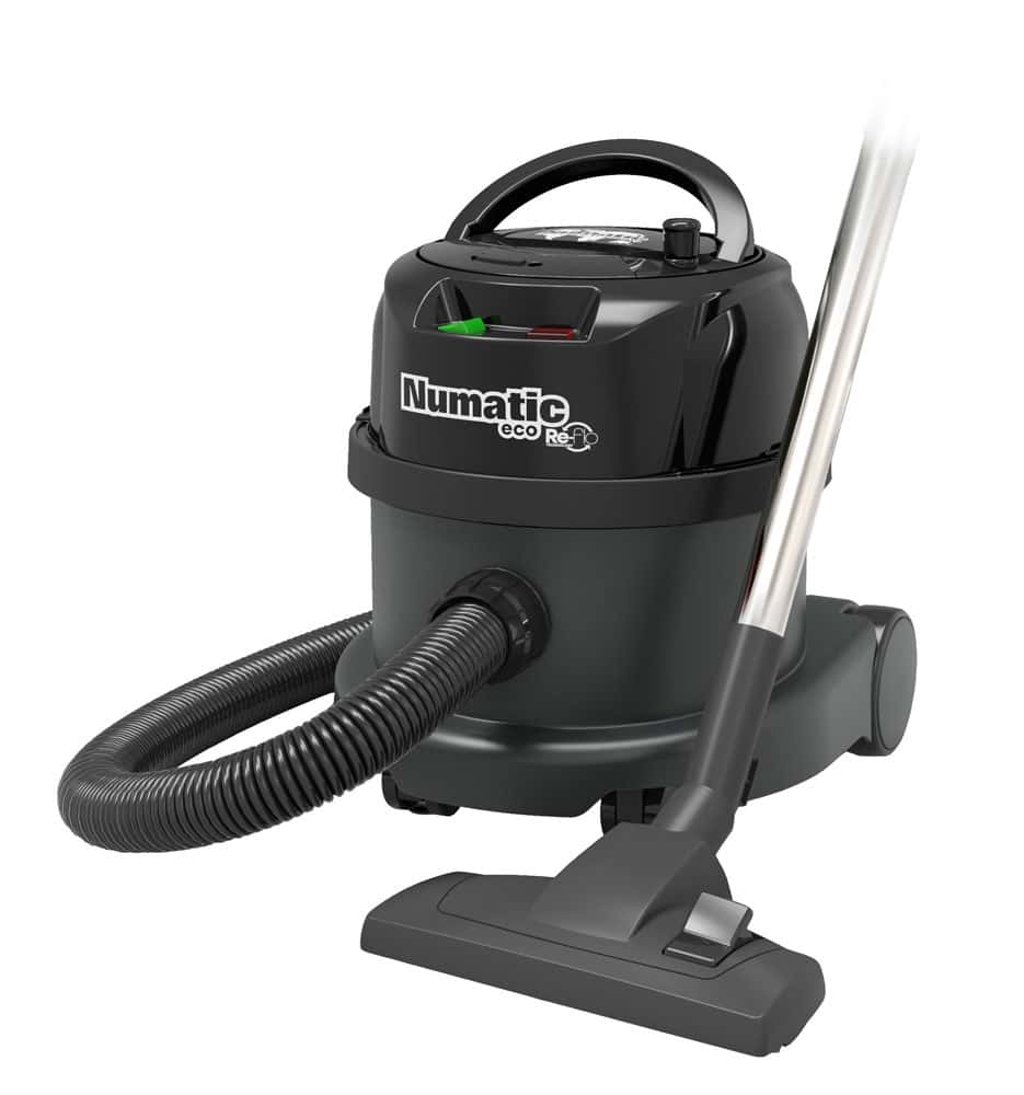 Numatic eco ReFlo Trockensauger in Schwarz mit Saugschlauch, Bodendüse und silbernem Saugrohr für die Gebäudereinigung. Numatic eco ReFlo Trockensauger in Schwarz mit Saugschlauch, Bodendüse und silbernem Saugrohr für die Gebäudereinigung.