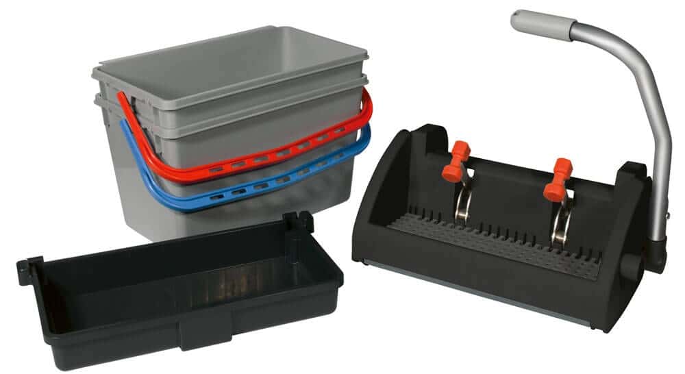Reinigungswagen-Mopppresse mit Eimer Reinigungswagen-Mopppresse mit grauem Eimer und roten und blauen Griffen für die professionelle Bodenreinigung und -pflege