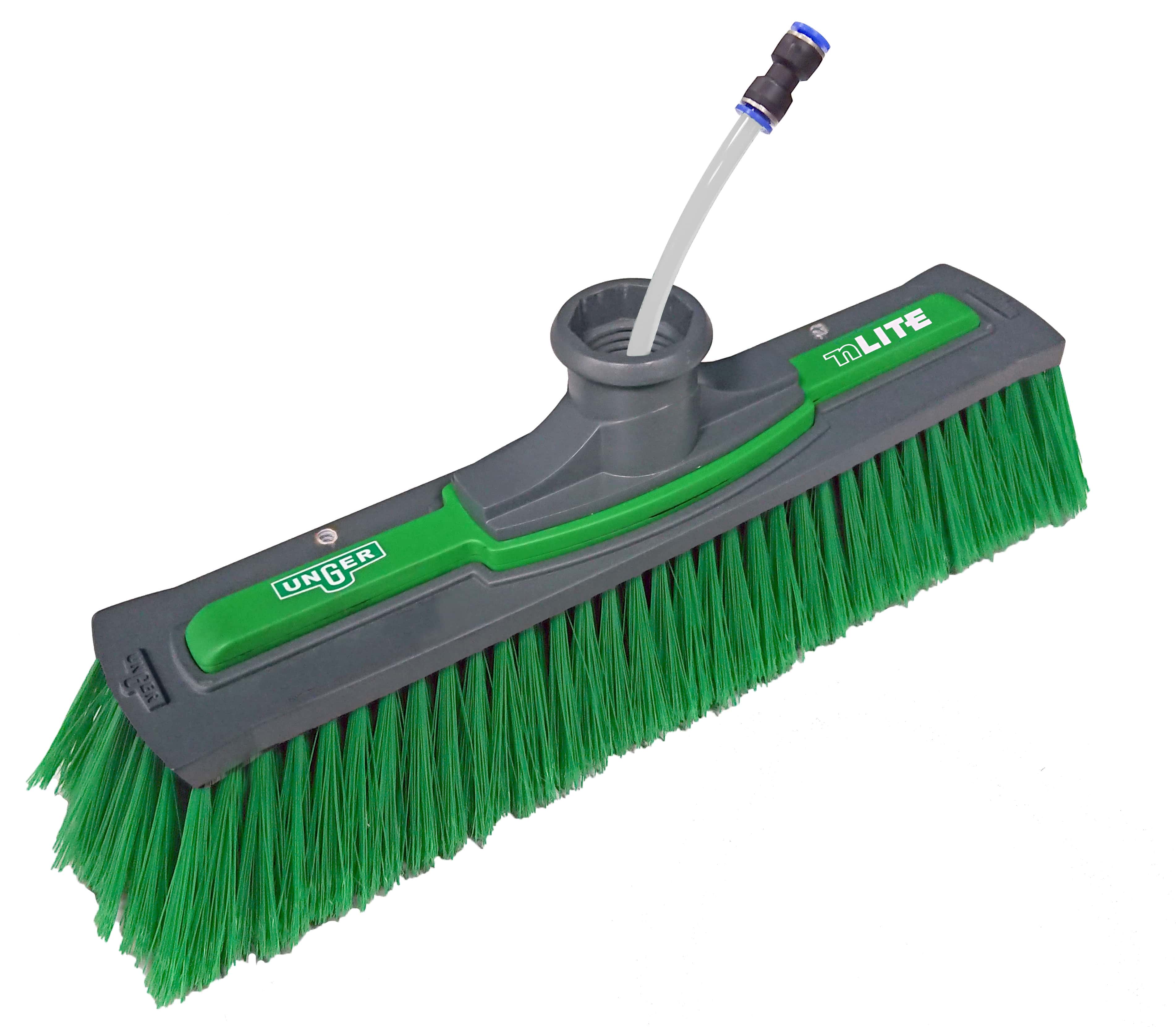 Unger nLite Power Brush Unger nLite Power Brush mit grünen Borsten und Wasseranschluss.