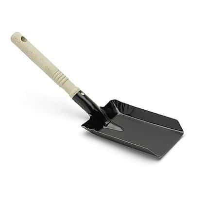 Kleine schwarze Metallschaufel mit hellem Holzgriff, ideal für verschiedene Grabarbeiten und Gartenarbeiten. Kleine schwarze Metallschaufel mit hellem Holzgriff, ideal für verschiedene Grabarbeiten und Gartenarbeiten.