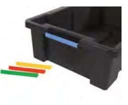 Reinigungswagen-Aufbewahrungsbox mit farbigen Clips Reinigungswagen-Aufbewahrungsbox aus schwarzem Kunststoff mit blauem Griff und zusätzlichen farbcodierten Clips für die Gebäudereinigung