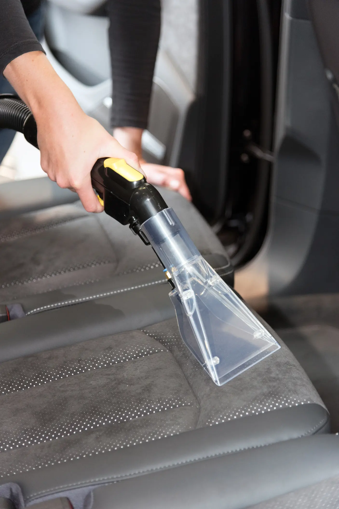 Sprühextraktionsgerät mit transparentem Saugkopf rein grauigten Autositz für professionelle Fahrzeugaufbereitung
