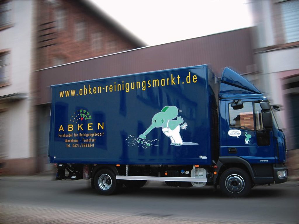 Blauer Lieferwagen mit Abken-Logo und Reinigungssymbol für Reinigungsbedarf