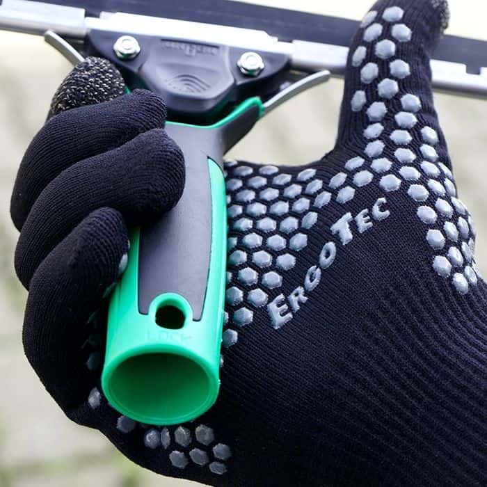 ErgoTec-Griff mit Handschuh-Nahaufnahme Nahaufnahme einer Hand mit schwarzem Handschuh, die einen ErgoTec-Griff hält.