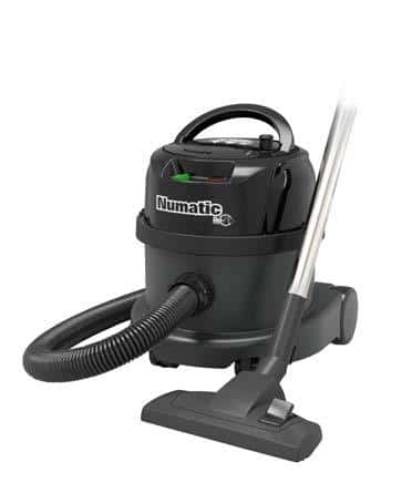 Numatic Staubsauger in Schwarz mit Saugschlauch und Bodendüse für die professionelle Gebäudereinigung Numatic Staubsauger in Schwarz mit Saugschlauch und Bodendüse für die professionelle Gebäudereinigung