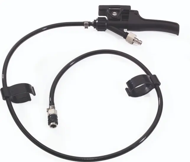 Schwarze Spritzpistole mit Schlauch und Schnellkupplung für professionelle Reinigungsanwendungen im gewerblichen und industriellen Bereich. Schwarze Spritzpistole mit Schlauch und Schnellkupplung für professionelle Reinigungsanwendungen im gewerblichen und industriellen Bereich.