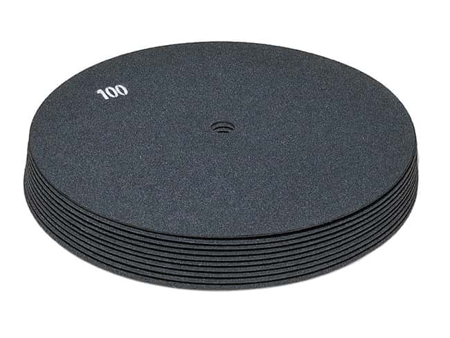Schwarze Reinigungspads mit der Zahl 100 in einem Stapel für Einscheibenmaschinen zur Bodenreinigung Schwarze Reinigungspads mit der Zahl 100 in einem Stapel für Einscheibenmaschinen zur Bodenreinigung
