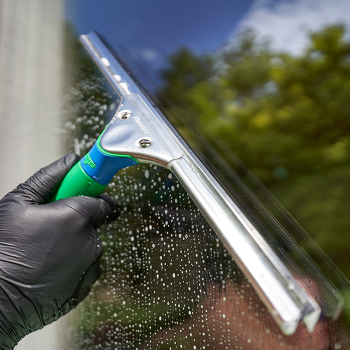 Fensterabzieher mit grünem Griff und Edelstahlblatt für professionelle Glasreinigung