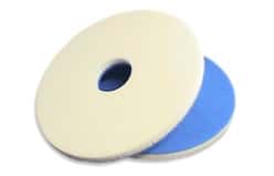 Reinigungspad mit blauer Unterseite und weißer Oberseite für Scheuersaugmaschinen im gewerblichen Einsatz Reinigungspad mit blauer Unterseite und weißer Oberseite für Scheuersaugmaschinen im gewerblichen Einsatz