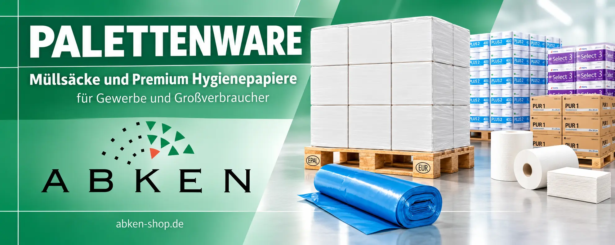 Palette mit weißen Papierprodukten und eine blaue Rolle Müllbeutel auf dem Boden eines Lagerhauses