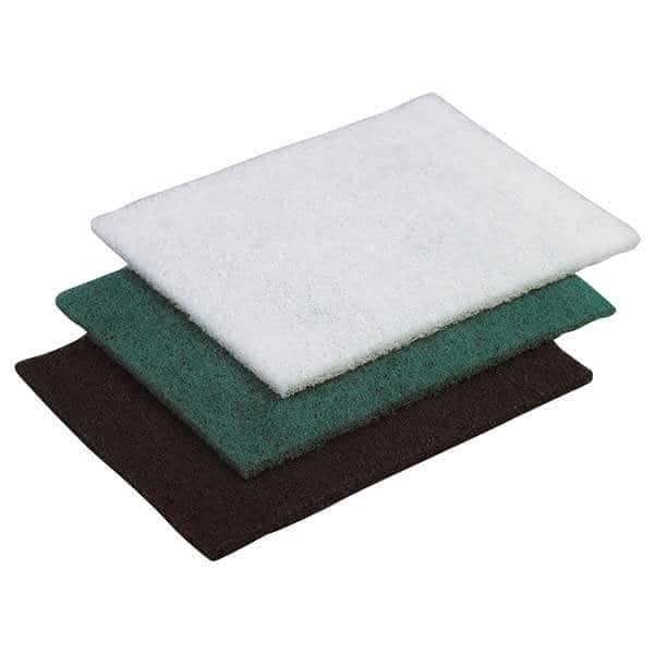 Set mit drei rechteckigen Reinigungspads Set aus drei rechteckigen Reinigungspads in Weiß, Grün und Schwarz für die professionelle Bodenreinigung und -pflege