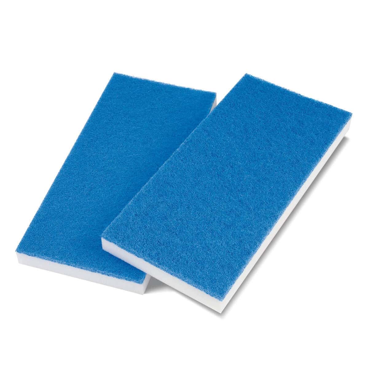 Blaue Reinigungspads für die Oberflächenpflege Zwei rechteckige blaue Reinigungspads mit weißer Schaumstoffrückseite für die professionelle Oberflächenreinigung und manuelle Pflege