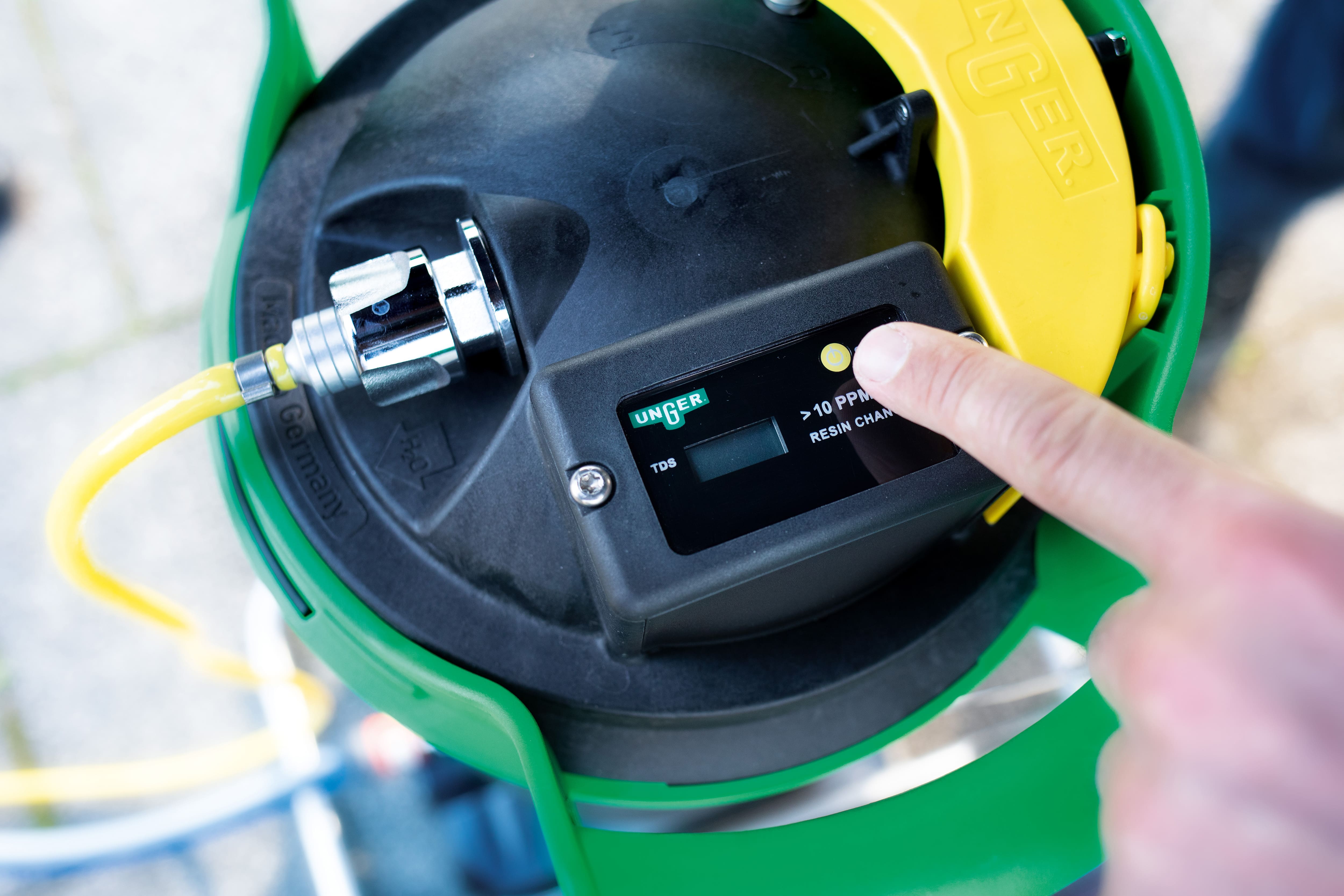 Unger TDS-Gerät mit digitalem Display und gelbem Anschluss für die Wasseraufbereitung