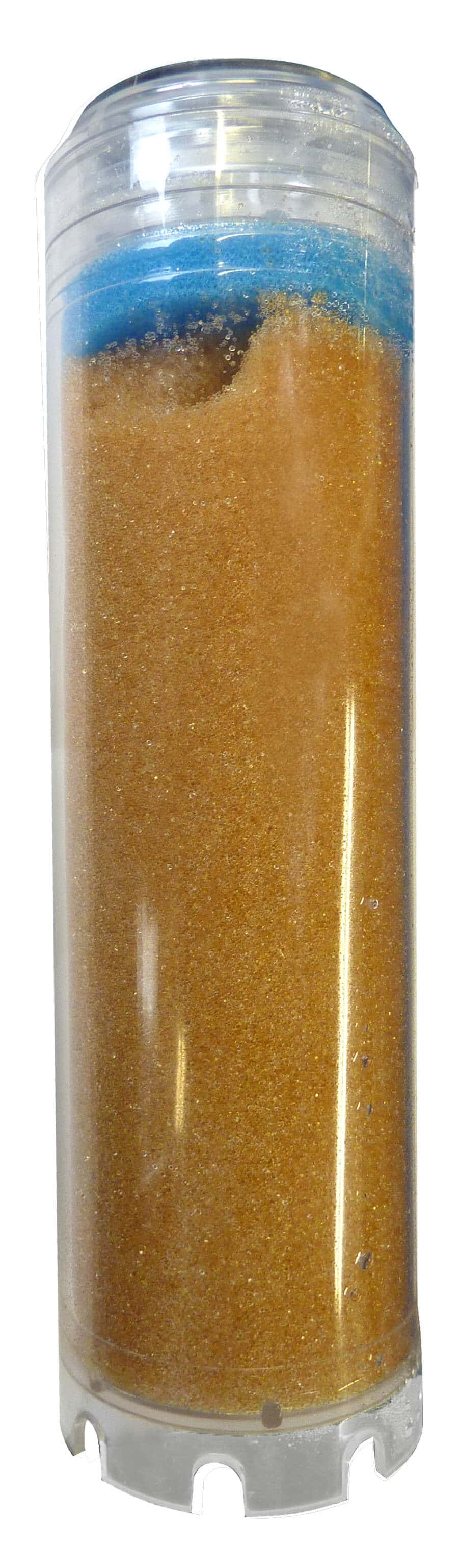 Transparente Wasserfilterkartusche mit Harzperlen Transparente zylindrische Wasserfilterkartusche, gefüllt mit orangefarbenen Ionenaustauscherharzperlen und einem blauen Filterelement oben