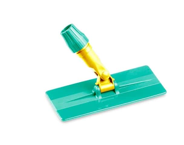 Grüner Mopphalter mit Drehgelenk Grüner Mopphalter mit gelbem Drehgelenk und Stielanschluss für die professionelle Bodenreinigung im gewerblichen Bereich