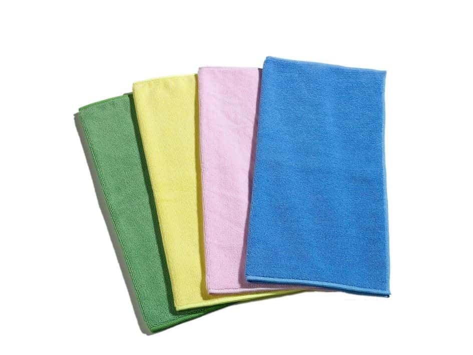 Vier farbige Mikrofasertücher in Grün, Gelb, Pink und Blau, gefaltet und nebeneinander liegend für die Reinigung Vier farbige Mikrofasertücher in Grün, Gelb, Pink und Blau, gefaltet und nebeneinander liegend für die Reinigung
