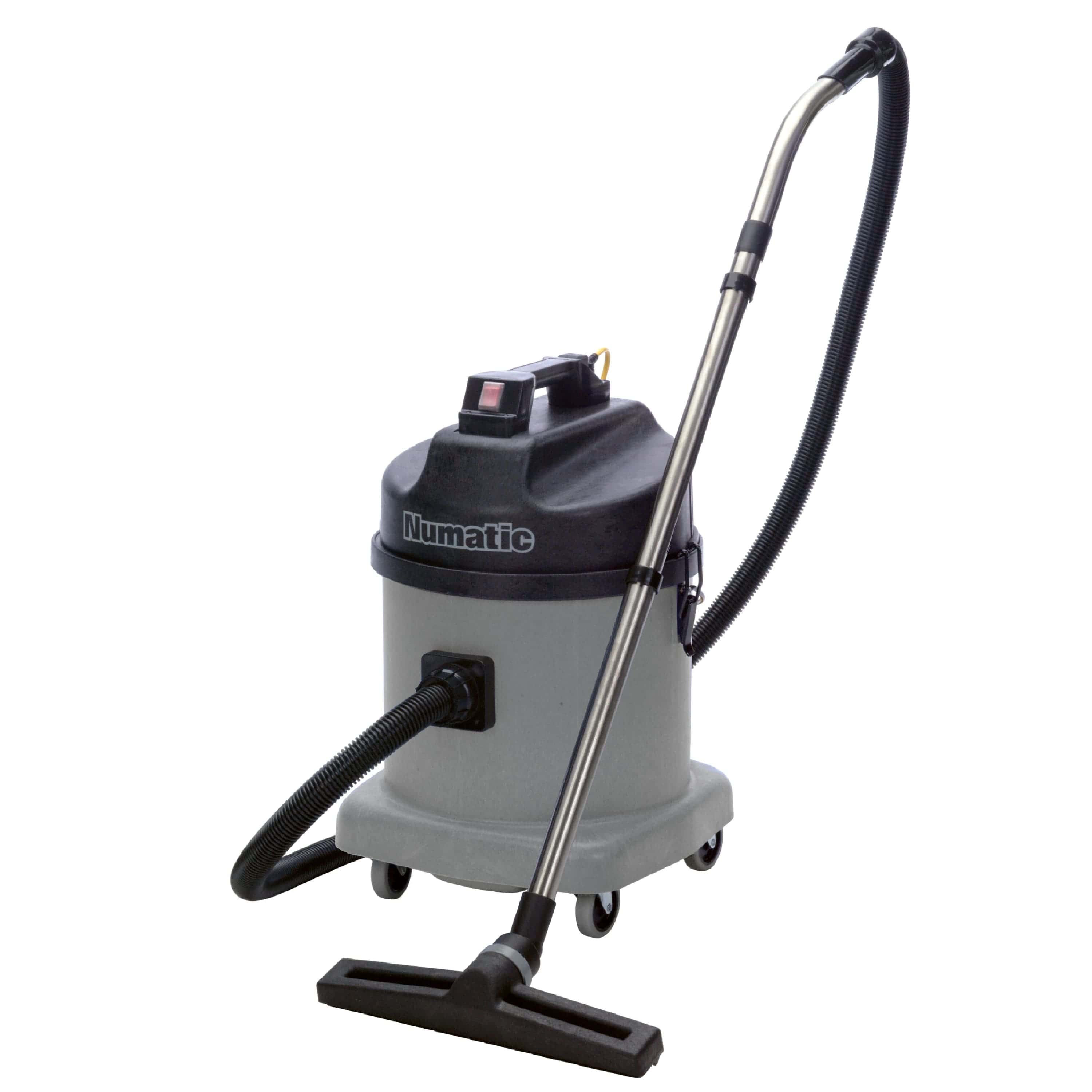 Numatic Industriesauger in Grau mit schwarzem Saugschlauch, Bodendüse und verchromtem Griff für die professionelle Gebäudereinigung. Numatic Industriesauger in Grau mit schwarzem Saugschlauch, Bodendüse und verchromtem Griff für die professionelle Gebäudereinigung.
