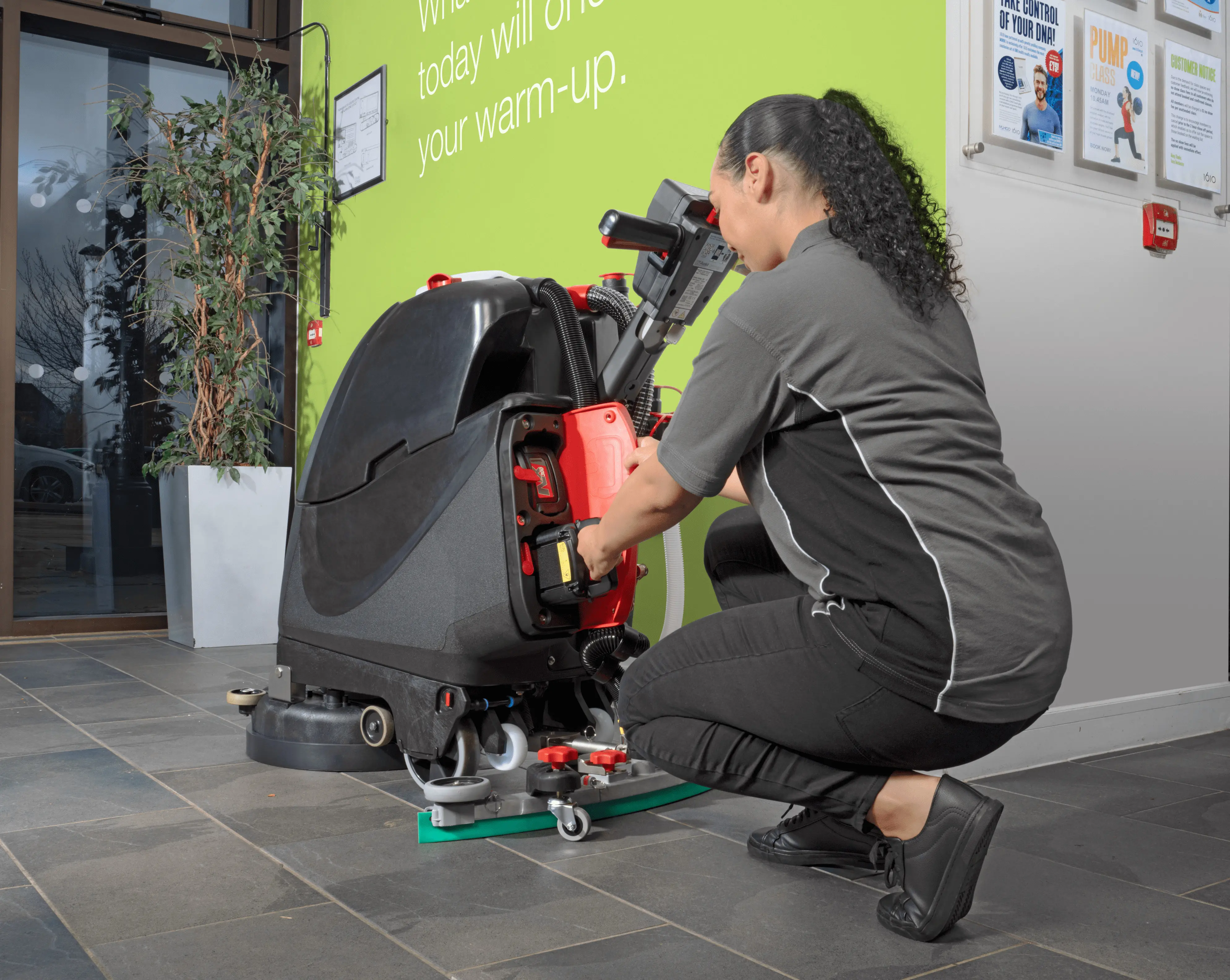 Numatic TTB3045NX-R – kompakte Scheuersaugmaschine inkl. zwei Akkus