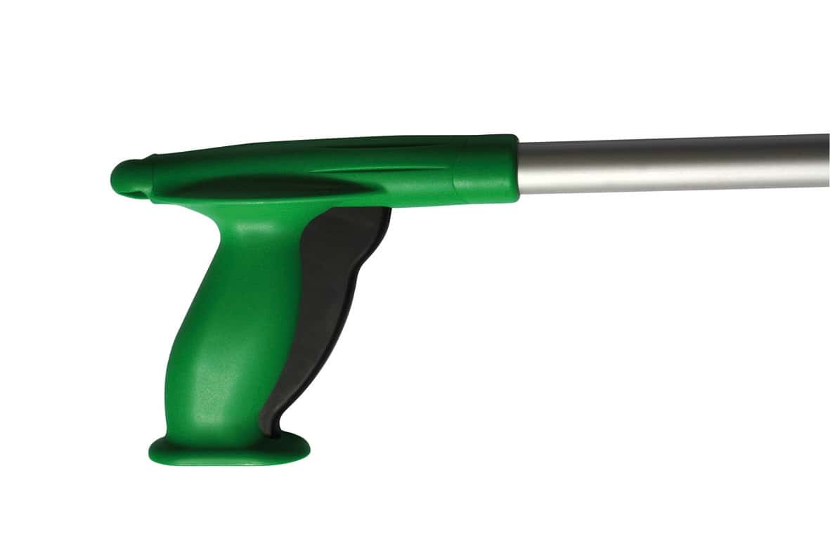 Grüner Reinigungswerkzeuggriff Grüner Griff eines Reinigungswerkzeugs mit Aluminiumstangenaufsatz.