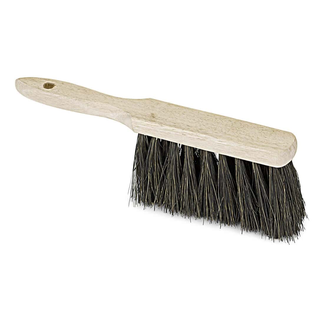 Handbürste aus Holz mit dunklen Borsten Handbürste mit hellem Holzgriff und dichten dunklen Borsten zur effizienten Staubentfernung bei der professionellen Reinigung