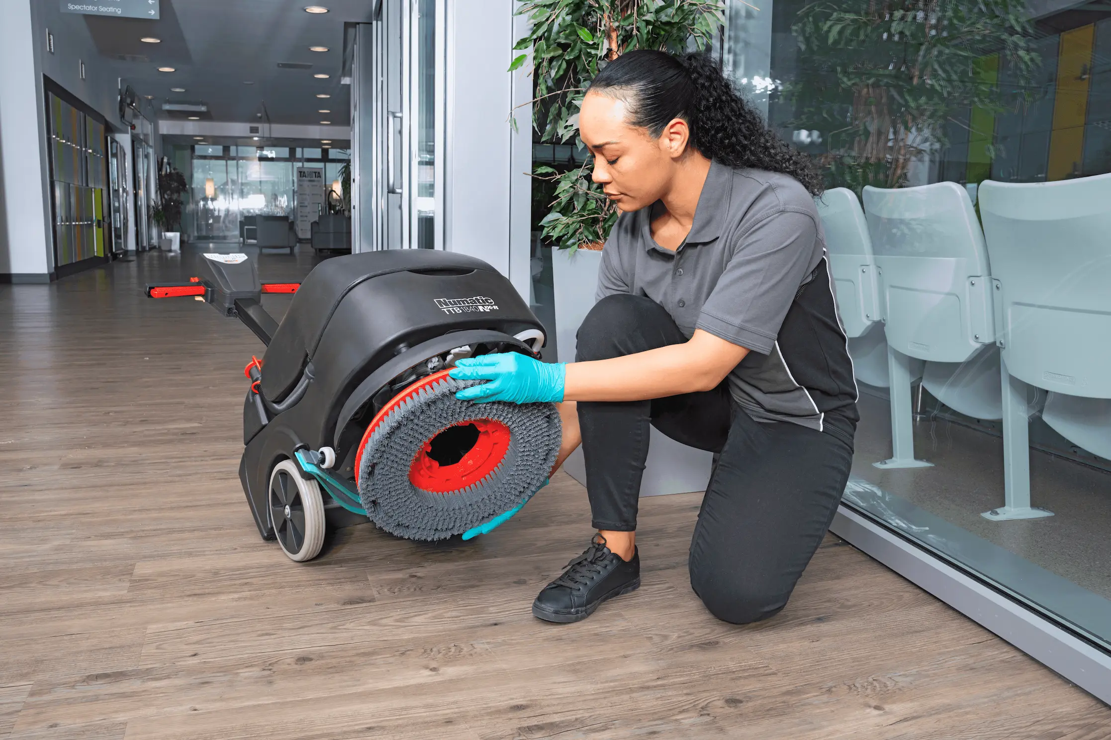Numatic TTB1840NX-R – Kompakte Akku-Scheuersaugmaschine inkl. Akku