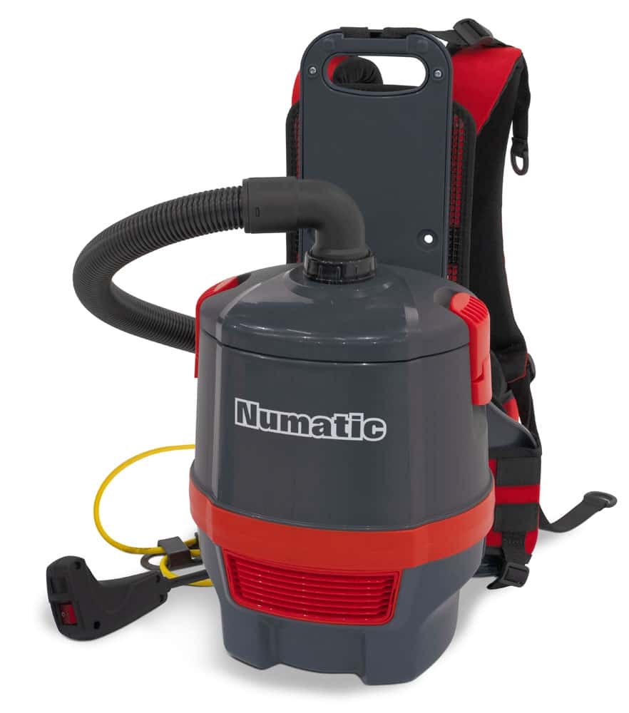 Numatic Rucksackstaubsauger Numatic Rucksackstaubsauger mit Schlauch und Griffdetail.