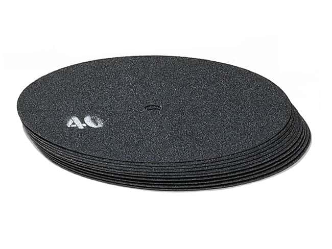 Schwarze Bodenreinigungspads Stapel runder schwarzer Reinigungspads mit zentralem Loch und aufgedruckter Zahl 40 für professionelle Bodenpflegearbeiten
