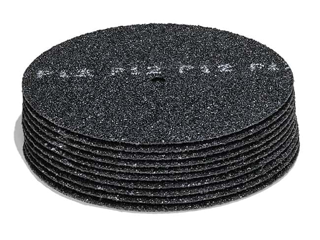 Schwarze Bodenreinigungspads Stapel runder schwarzer Reinigungspads mit strukturierter Oberfläche für die professionelle Bodenreinigung und Oberflächenpflege