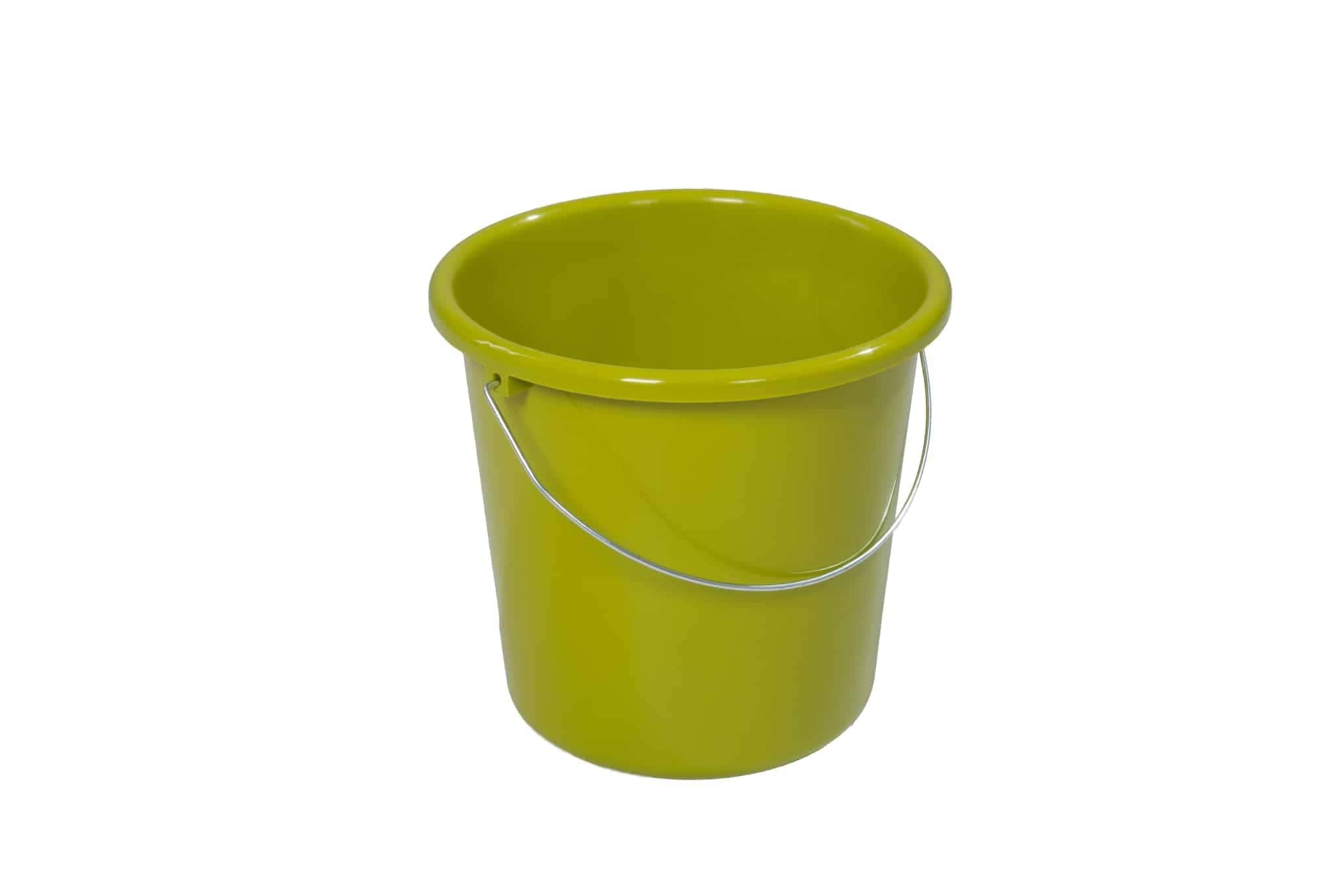Grüner Reinigungseimer Grüner Plastikeimer mit Metallgriff für Reinigungsaufgaben.