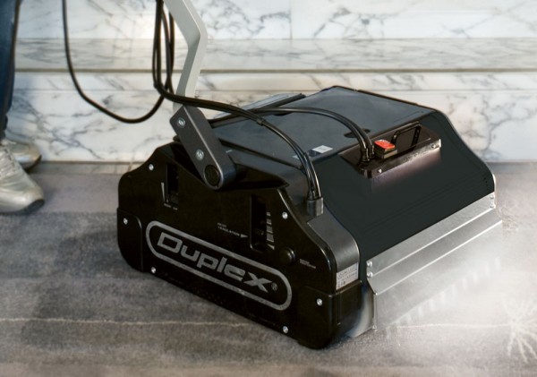 Duplex-Teppichreinigungsmaschine im Einsatz auf einem Marmorboden.