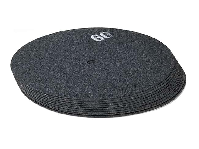 Schwarze Bodenpads, Körnung 60 Stapel schwarzer Bodenpads mit der Aufschrift Körnung Nr. 60.