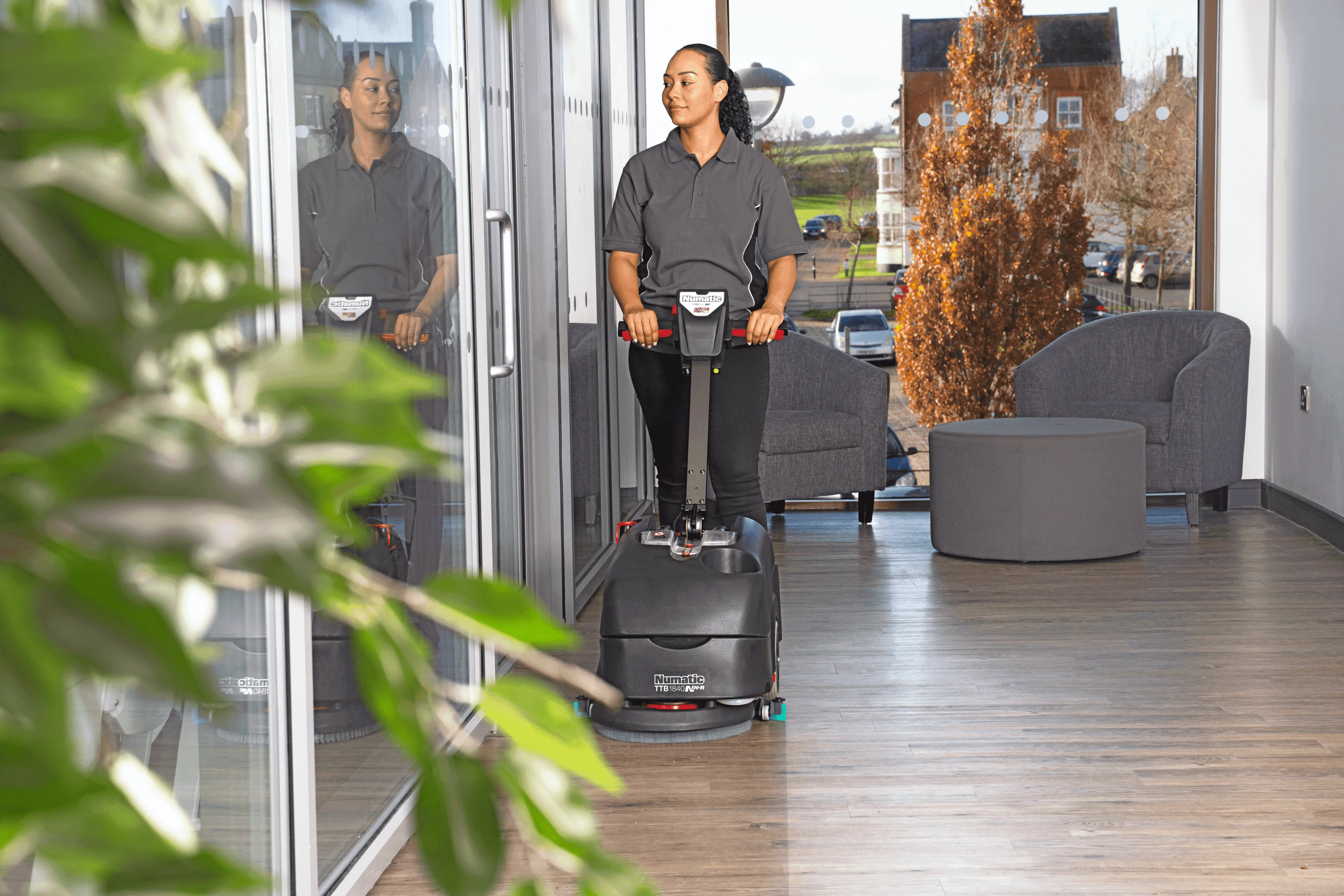 Numatic TTB1840NX-R – Kompakte Akku-Scheuersaugmaschine inkl. Akku