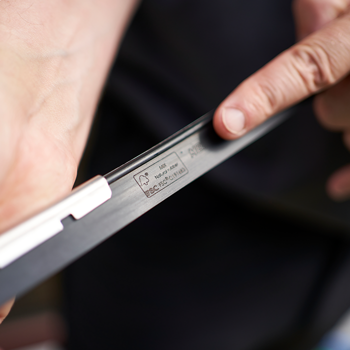 Sauglippe aus schwarzem Naturkautschuk mit FSC-Zertifizierung und silberner Halterung für Reinigungsmaschinen