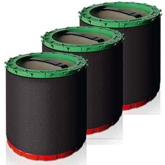 Zylindrisches Staubsaugerfilter-Set Drei zylindrische, schwarze Staubsaugerfilter mit grünen Oberringen und roten Bodenplatten für professionelle Reinigungsaufgaben