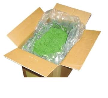 Grünes Reinigungspulver im Karton Grünes Reinigungspulver in einer durchsichtigen Plastiktüte in einem offenen Karton für die professionelle Gebäudewartung