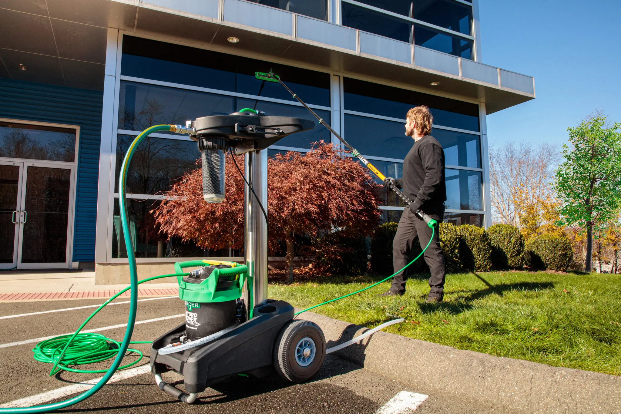 Hydro-Reinigungsmaschine mit grünem Tank und Schlauch für die Außenreinigung von Fenstern