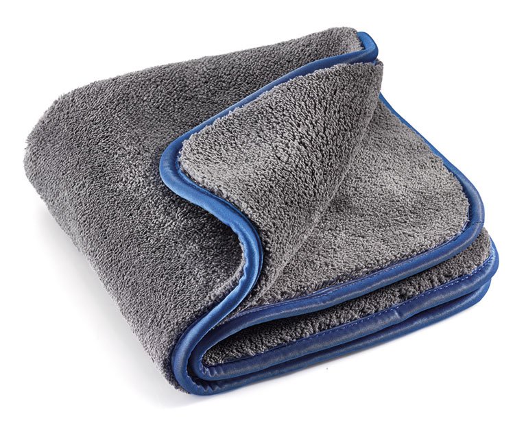 Graues Mikrofaser-Reinigungstuch mit blauem Rand Graues Mikrofaser-Reinigungstuch mit weicher Textur und strapazierfähigem blau genähtem Rand für die professionelle Oberflächenreinigung
