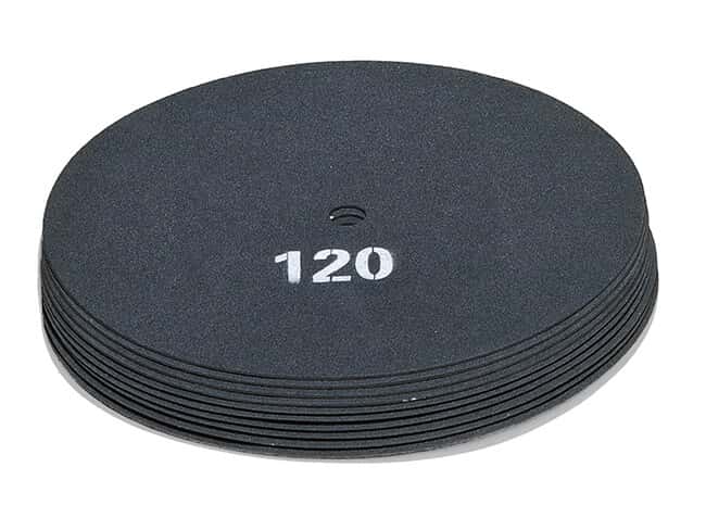 Schwarze Reinigungspads, Körnung 120 Stapel runder schwarzer Reinigungspads mit Körnung 120 für professionelle Bodenreinigungsmaschinen im gewerblichen Einsatz