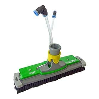 Reinigungsbürste mit Wasseranschluss und grünem Griff für effektive Bodenreinigung Reinigungsbürste mit Wasseranschluss und grünem Griff für effektive Bodenreinigung