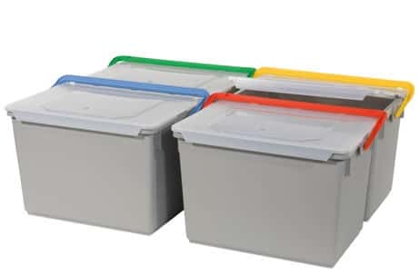 Set aus vier grauen Aufbewahrungsboxen mit farbigen Griffen Vier graue Aufbewahrungsboxen aus Kunststoff mit transparentem Deckel und farbigen Verschlussgriffen für die professionelle Gebäudereinigung