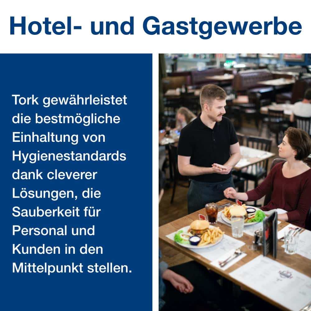 Tork-Lösungen für die Hotel- und Gastronomiebranche Eine Restaurantszene mit einem Kellner, der Kunden an einem Tisch Essen serviert.