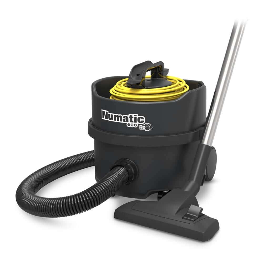 Numatic Eco Trockensauger Numatic Trockensauger in Schwarz mit gelbem Netzkabel und Bodendüse für professionelle Gebäudereinigungsaufgaben