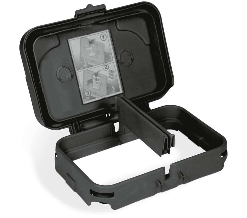 Aufbewahrungsbox für Reinigungsgeräte Schwarze Aufbewahrungsbox für Reinigungsgeräte mit Anleitungskarte im Inneren.