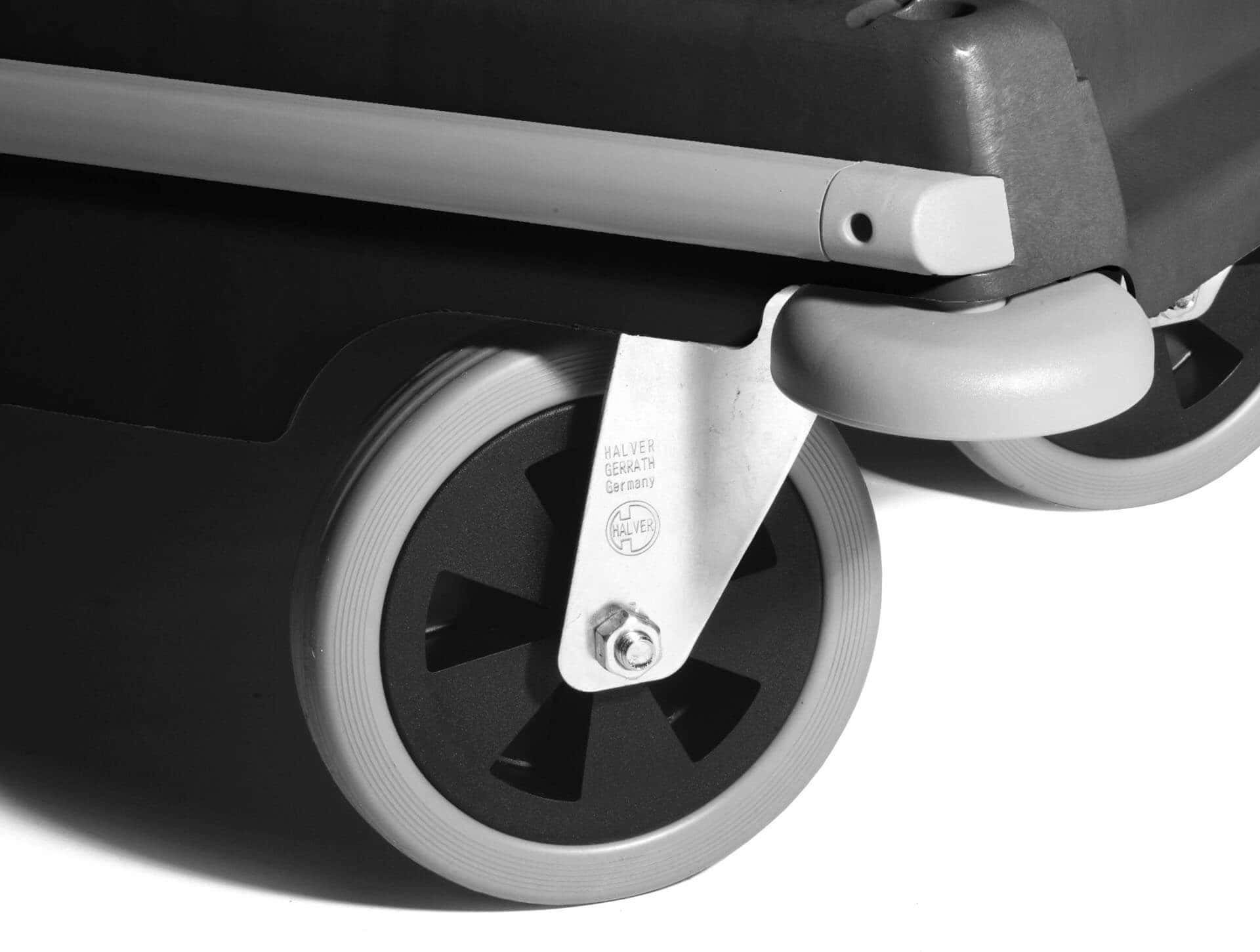 Halver Gerrath Reinigungswagenrad Reinigungswagenrad von Halver Gerrath mit Metallbügel und grauem Gummireifen für die professionelle Gebäudereinigung