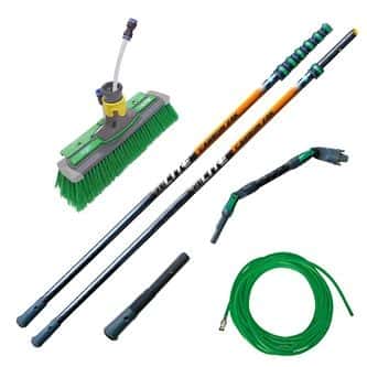 Reinigungsset mit grünem Bürstenkopf, Teleskopstangen und grünem Schlauch für professionelle Gebäudereinigung Reinigungsset mit grünem Bürstenkopf, Teleskopstangen und grünem Schlauch für professionelle Gebäudereinigung
