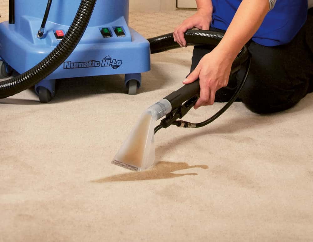 Numatic Hi-Lo Teppichreiniger mit Saugschlauch und transparenter Bodendüse bei der professionellen Teppichreinigung Numatic Hi-Lo Teppichreiniger mit Saugschlauch und transparenter Bodendüse bei der professionellen Teppichreinigung